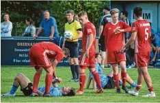  ?? Foto: Oliver Reiser ?? Am Boden: Die Aystetter Dominik Isufi und Dejan Mijailovic werden von Memminger Spielern nach dem 1:2 getröstet.