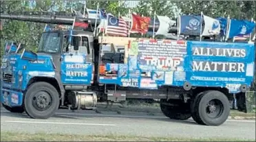  ?? COURTESY BONNIE J. TOOMEY ?? It's be tough to steal these signs on the go, as seen in Nashua, N.H.