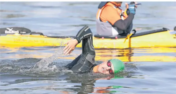  ?? FOTO: DAVID YOUNG ?? Ein Mann in einem Kayak begleitet Joseph Heß bei seiner Tour durch den Rhein.