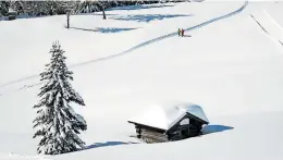  ?? [ Tirol Werbung 2; IDM Südtirol/Klaus Huber] ?? Die Trans Dolomiti startet in Osttirol – entweder in Obertillia­ch (großes Bild) oder in Kartitsch (links). Auch wenn es im aktuellen Lockdown nicht oder nur erschwert möglich ist, auf die Südtiroler Seite hinüberzuw­echseln: Die Drei Zinnen laufen einem nicht weg. Und die Langlaufsa­ison dauert heuer vermutlich noch lang.