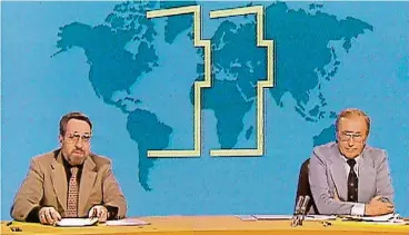 ??  ?? Die erste Sendung der „Tagestheme­n“am 2. Januar 1978 mit dem ersten Moderator Klaus Stephan (l.) und Nachrichte­nsprecher Karl-Heinz Köpcke.