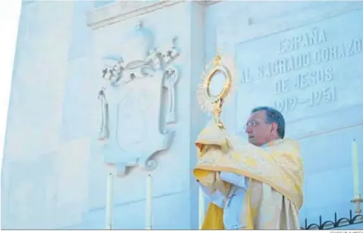  ?? DIARIO DE ALMERÍA ?? Ginés levanta el Santísimo ante el monumento al Sagrado Corazón de Jesús, situado en el Cerro de los Ángeles, en Getafe.