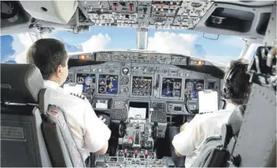  ?? El Periódico ?? Cabina de un avión comercial en pleno vuelo.