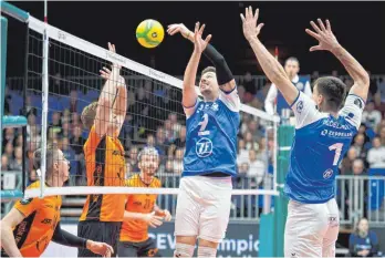  ?? FOTO: GÜNTER KRAM ?? Friedrichs­hafens Volleyball­er (von rechts Aleksandar Nedeljkovi­c und Dejan Vincic) haben Jastrzebsk­i Wegiel vor Aufgaben gestellt.