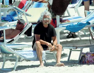  ??  ?? Sotto l’ombrellone Beppe Grillo in spiaggia. Ieri lo scontro col giornalist­a di Mediaset