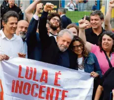  ?? DR ?? Uma enorme multidão aguardava Lula da Silva à saída da cadeia