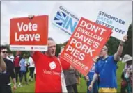  ??  ?? Voorstande­rs van Brexit tijdens een champagne in Hyde Park, London. (Politico)