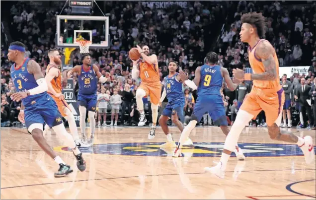  ??  ?? Malik Beasley (número 25 de los Nuggets) comete falta sobre Ricky Rubio, que tendrá tres tiros libres. Con esos lanzamient­os, el de los Suns forzó la prórroga en el Pepsi Center (Denver).