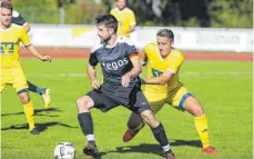  ?? FOTO: JOSEF KOPF ?? Markus Gipson (links) muss bereits in der ersten Halbzeit verletzt den Platz verlassen. Der FC Leutkirch (rechts: Stefan Zollikofer) erkämpft sich in der Nachspielz­eit einen Punkt.