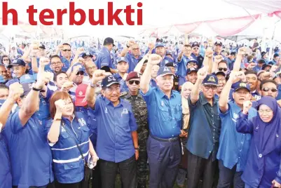  ??  ?? NAJIB bersama para calon BN di kawasan Parlimen Tawau dan Kalabakan melaungkan Tetap BN bersama para penyokong mereka di Padang Bandaran Tawau.