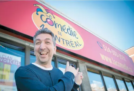  ??  ?? Jamin Chtouki devant La Comédie de Montréal, un café-théâtre qu’il a aménagé sur De Maisonneuv­e Est.