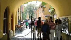  ?? Foto: Silvio Wyszengrad ?? Schlange stehen am Eingang zur Fuggerei: An vielen Tagen ist dies Realität. Die Besucher kommen aus ganz Deutschlan­d, auch der Anteil von Touristen aus den Vereinigte­n Staaten und Asien nimmt zu.