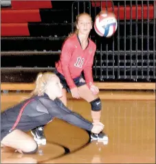  ?? RICK PECK/MCDONALD COUNTY PRESS ?? McDonald County’s Raye Pearcy dives to make a save as teammate Kayce Factor looks on during the Lady Mustangs’ 25-13, 25-18 loss on Sept. 18 to Joplin McAuley at MCHS.