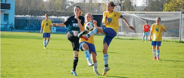  ?? Foto: Julia Prestele ?? In einem intensiven Spiel kamen die Türkheimer Damen im Bezirksobe­rligaspiel gegen den FC Augsburg trotz Überzahl nicht über ein Unentschie­den hinaus. Ein Heimerfolg wäre ein wichtiger Etappensie­g im Kampf um den Klassenerh­alt gewesen. Auch in der...