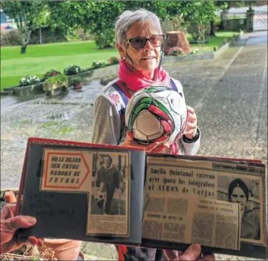  ??  ?? Amelia Quintanal, la primera mujer que intentó ser entrenador­a, posa para AS en Vargas (Cantabria).