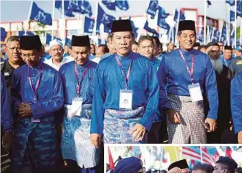  ?? PIX BY HAZREEN MOHAMAD ?? Menteri Besar Datuk Seri Mohamad Hasan, accompanie­d by Umno Youth chief Khairy Jamaluddin, arriving at the nomination centre in Rembau yesterday. (Inset) Policemen preventing Dr S. Streram of PKR from entering the nomination centre.