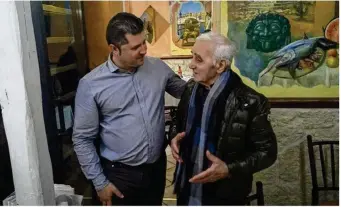  ??  ?? Charles Aznavour aime rester de longues heures à la Villabate. Il s’y sent bien. Ici aux côtés de Damiano.