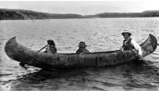  ??  ?? Three Eeyouch (Cree) paddlers use a canoe that is sharply rockered for manoeuvrab­ility on the Great Whale River of northern Quebec in 1903.