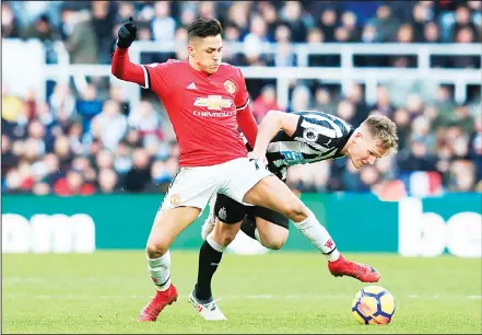  ??  ?? Manchester United’s Chilean striker Alexis Sanchez (left), vies with Newcastle United’s Scottish midfielder Matt Ritchie (right), during the English Premier League
football match between Newcastle United and Manchester United at St James’ Park in...