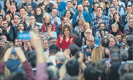  ?? EMILIO NARANJO / EFE ?? Susana Díaz se dio ayer un baño de masas y se dejó querer en un multitudin­ario mitin celebrado en el pabellón de la ONCE en Madrid