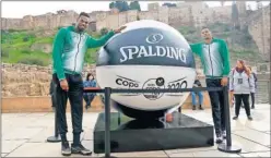  ??  ?? Frank Elegar y Axel Toupane posan junto al balón de la Copa.