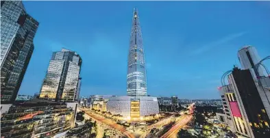  ??  ?? Por la noche, las luces de Seúl brillan en todo su esplendor. En la foto, el rascacielo­s Lotte World Tower.