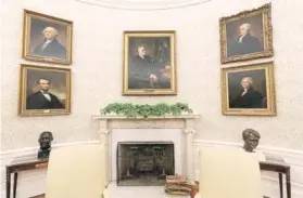  ??  ?? Los cuadros en la chimena, que incluyen uno de Franklin D. Roosevelt.