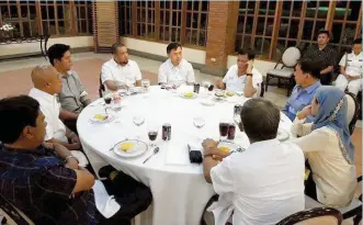  ?? (Sulu Provincial Government) ?? President Rodrigo Duterte holds a dinner meeting with Sulu Gov. Totoh Tan and his father, former governor Sakur Tan and some mayors at the Malacañang Palace.