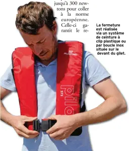  ??  ?? La fermeture est réalisée via un système de ceinture à clip plastique ou par boucle inox située sur le devant du gilet.