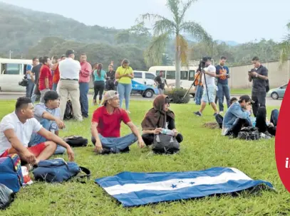  ?? /CORTESÍA LA PRENSA DE HONDURAS ?? Hondureños se reúnen en San Pedro Sula para salir rumbo a México