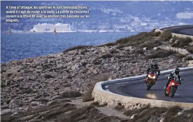  ??  ?? A l'aise à l'attaque, les sportives le sont beaucoup moins quand il s'agit de rouler à la coule. La palme de l'inconfort revient à la RSV4 RF avec sa position très basculée sur les poignets.