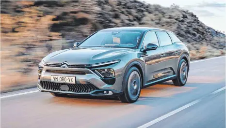  ?? FOTO: WILLIAM CROZESCITR­OËN/DPA ?? Mix aus verschiede­nen Gattungen: Mit dem Crossover C5 X lanciert Citroën im zweiten Halbjahr ein Modell für die gehobene Mittelklas­se.