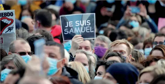  ??  ?? Milhares de franceses saíram à rua para homenagear o professor Samuel Paty, decapitado por um radical islâmico por ter mostrado caricatura­s de Maomé na aula
