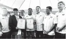  ??  ?? HISHAMMUDD­IN menyampaik­an sijil penyertaan Malaysia Book of Record kepada para sukarelawa­n pada majlis menyambut kepulangan sukarelawa­n misi bantuan kemanusiaa­n ‘Food Flotilla for Myanmar’ di Boustead Cruise Centre.