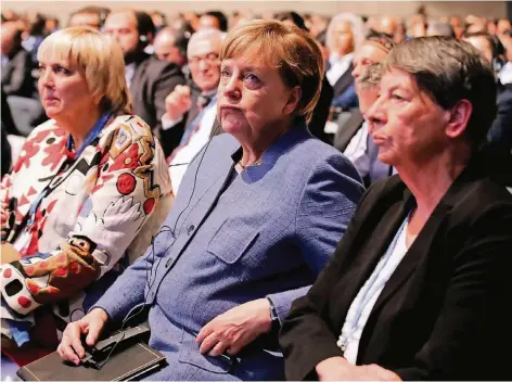  ?? FOTO: REUTERS ?? Angela Merkel und Barbara Hendricks (links im Bild die Grüne Claudia Roth) werden wohl so bald wohl nicht mehr beieinande­r sitzen.