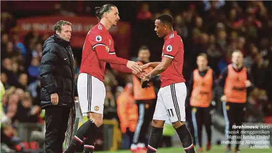  ??  ?? Ibrahimovi­c (kiri) masuk menggantik­an Martial ketika United menentang Newcastlem kelmarin.