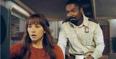  ?? ?? Protagonis­ti
Rashida Jones e David Oyelowo in una scena della serie tv creata da Graham Yost disponibil­e su Apple Tv+