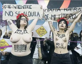  ?? FERNANDO ALVARADO / EFE ?? Activistas de Femen protestan en una feria en Madrid sobre gestación subrogada