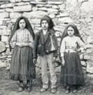  ??  ?? Pastiri Lucia, Francisco i Jacinta čuvali su stado u blizini Fátime kad im se ukazala Djevica Marija