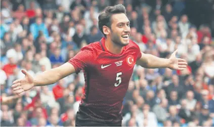  ?? REUTERS/PIXSELL ?? Hakan Calhanoglu iz njemačkog Bayera smatra se najopasnij­im turskim reprezenta­tivcem