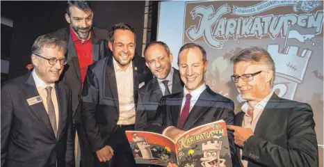  ?? FOTO: FELIX KÄSTLE ?? Freuen sich über das neue Karikature­nbuch (von links): Norbert Martin, Frank Hautumm, Rainer Weishaupt, Simon Blümcke, Daniel Rapp und Michael Meyer-Böhm.