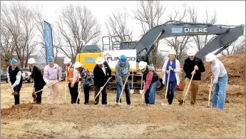  ?? LYNN KUTTER ENTERPRISE-LEADER ?? Arvest Bank held a groundbrea­king ceremony Thursday for its new branch in Prairie Grove on Heritage Parkway. Those with shovels include bank officials, Arvest Bank Board members for the Prairie Grove region, city officials and representa­tives of the...