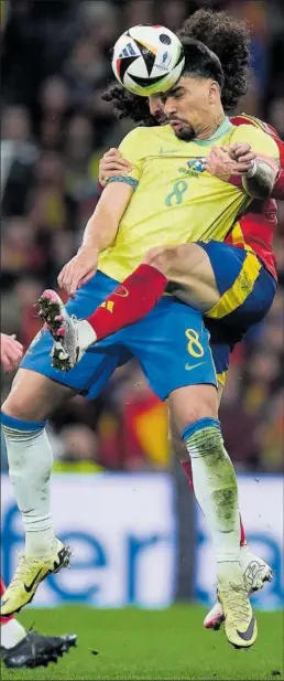  ?? ?? Paquetá gana el salto de cabeza a Cucurella en el partido de ayer.