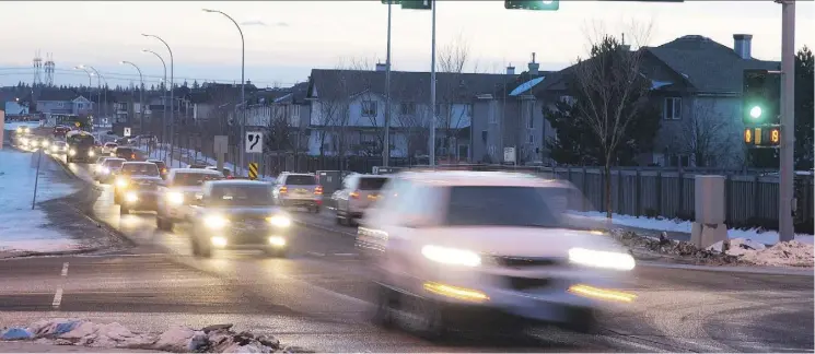  ?? BRUCE EDWARDS ?? Traffic jams are common on Terwillega­r Drive and its access points at rush hour, and it can take an hour to get from the deep southwest to the city core on a morning commute.