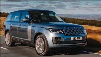  ??  ?? Le Range Rover hybride rechargeab­le conserve intactes ses capacités en tout-terrain.