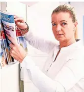  ?? FOTO: JOOSTEN ?? Katja Gollnick-thinius sortiert in ihrem geschlosse­nen Reisebüro in der Weseler Feldmark die ausgelegte­n Kataloge.