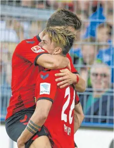  ?? FOTO: IMAGO ?? Echte Freude: Maximilian Philipp (re.) und Florian Niederlech­ner.