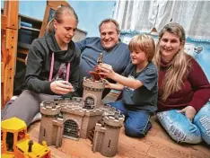  ?? Foto: Karl Josef Hildenbran­d, dpa ?? Jede Menge Leben im Hause Merz: Alexander und Ehefrau Gisela mit ihrer leiblichen Tochter Sandra und Pflegesohn Alois.