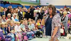  ?? RP-FOTO: DIETRICH JANICKI ?? Leiterin Birgit Haske begrüßt die i-Dötzchen und ihre Familien in der Lindenschu­le.