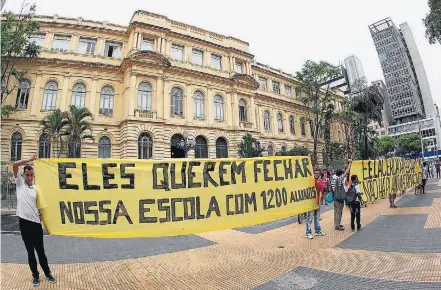  ?? MARCIO FERNANDES/ESTADAO ?? Protesto. Pais da escola estadual Carlos Lacerda dizem que não têm como mandar filhos estudar em local distante